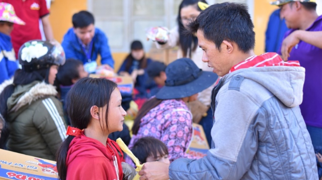 Mỗi nơi đi qua Tâm đều giúp đỡ những trẻ em bất hạnh Mỗi nơi đi qua Tâm đều giúp đỡ những trẻ em bất hạnh