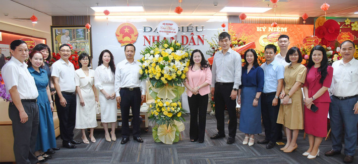 Thứ trưởng Bộ Tư pháp Trần Tiến Dũng tặng hoa chúc mừng toàn thể lãnh đạo, cán bộ, phóng viên, biên tập viên và người lao động Báo Đại biểu Nhân dân. Ảnh: Quang Khánh Lãnh đạo Quốc hội, các cơ quan của Quốc hội chúc mừng Báo Đại biểu Nhân dân -0