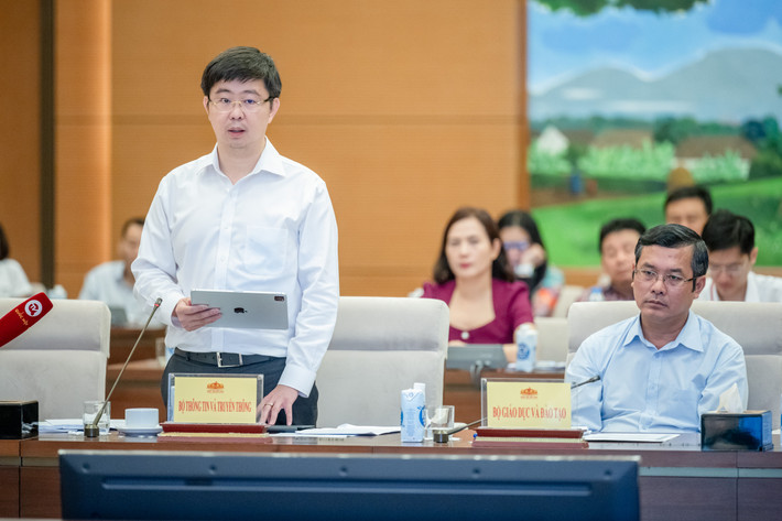 Thứ trưởng Bộ Thông tin và Truyền thông Bùi Hoàng Phương phát biểu. Ảnh: Hồ Long Phó Chủ tịch Quốc hội Nguyễn Khắc Định chủ trì làm việc với các bộ, cơ quan thuộc lĩnh vực văn hóa, giáo dục về thực hiện pháp luật về đơn vị sự nghiệp công lập -0