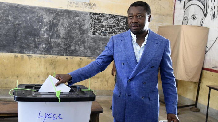 Tổng thống Gnassingbe bỏ phiếu trong cuộc bầu cử Quốc hội. Ảnh: AFP Đảng cầm quyền Togo giành đa số trong Quốc hội -0