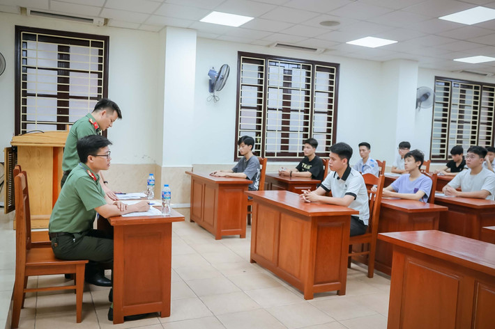 Thí sinh đính chính sai sót trên giấy báo dự thi và nghe phổ biến quy chế thi, lịch thi Học viện An ninh nhân dân bảo đảm các điều kiện -0