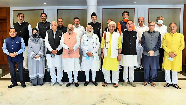 Thủ tướng Narendra Modi trong cuộc họp toàn đảng với các nhà lãnh đạo chính trị khác nhau từ Jammu và Kashmir, ở Delhi ngày 24.6 Nguồn: Telegraph India Thủ tướng Narendra Modi trong cuộc họp toàn đảng với các nhà lãnh đạo chính trị khác nhau từ Jammu và Kashmir, ở Delhi ngày 24.6 Nguồn: Telegraph India