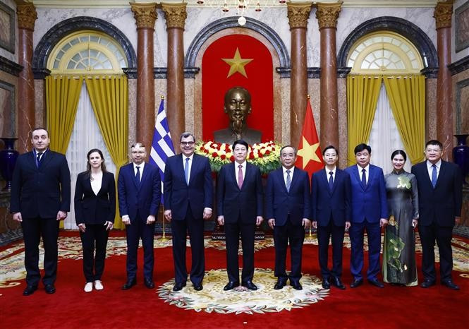 Chủ tịch nước Lương Cường và Đại sứ Hy Lạp Antonios Papakostas cùng các đại biểu tại Lễ trình Quốc thư. Ảnh: Lâm Khánh/TTXVN Chủ tịch nước Lương Cường và Đại sứ Hy Lạp Antonios Papakostas cùng các đại biểu tại Lễ trình Quốc thư. Ảnh: Lâm Khánh/TTXVN