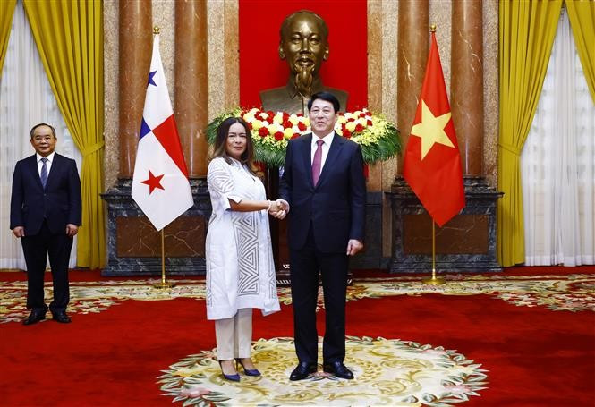Chủ tịch nước Lương Cường với Đại sứ Cộng hoà Panama Nubiela Yanarith Ayala Modes tại Lễ trình Quốc thư. Ảnh: Lâm Khánh/TTXVN Chủ tịch nước Lương Cường với Đại sứ Cộng hoà Panama Nubiela Yanarith Ayala Modes tại Lễ trình Quốc thư. Ảnh: Lâm Khánh/TTXVN