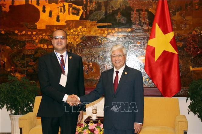 Chủ tịch Ủy ban Trung ương Mặt trận Tổ quốc Việt Nam Đỗ Văn Chiến tiếp Ủy viên Bộ Chính trị Đảng Mặt trận Giải phóng Dân tộc Algeria Bensalem Mohamed. Ảnh: Tiến Lực/TTXVN Chủ tịch Ủy ban Trung ương Mặt trận Tổ quốc Việt Nam Đỗ Văn Chiến tiếp Ủy viên Bộ Chính trị Đảng Mặt trận Giải phóng Dân tộc Algeria Bensalem Mohamed. Ảnh: Tiến Lực/TTXVN