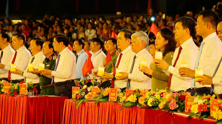 Chủ tịch Quốc hội Trần Thanh Mẫn và các đại biểu dự Cầu truyền hình "Vang mãi khúc khải hoàn" tại điểm cầu Quảng Trị. Ảnh: Doãn Tấn - TTXVN thay-1.jpg