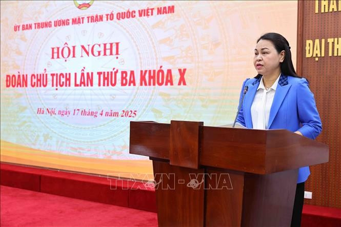 Vice President - General Secretary of the Central Committee of the Vietnam Fatherland Front Nguyen Thi Thu Ha presented the Report at the conference. Photo: Minh Duc/VNA Phó Chủ tịch - Tổng Thư ký Ủy ban Trung ương MTTQ Việt Nam Nguyễn Thị Thu Hà trình bày Tờ trình tại hội nghị. Ảnh: Minh Đức/TTXVN
