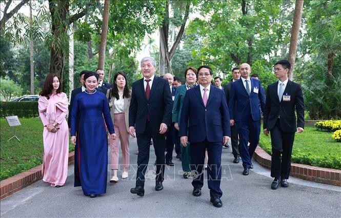 Thủ tướng Phạm Minh Chính và Thủ tướng Kyrgyzstan Adylbek Kasimalyev thăm Nhà sàn Bác Hồ trong Khu Di tích Phủ Chủ tịch. Ảnh: Dương Giang/TTXVN Thủ tướng Phạm Minh Chính và Thủ tướng Kyrgyzstan Adylbek Kasimalyev thăm Nhà sàn Bác Hồ trong Khu Di tích Phủ Chủ tịch. Ảnh: Dương Giang/TTXVN