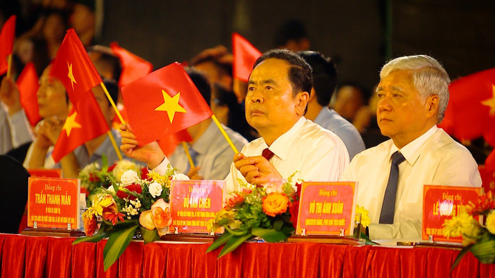 Chủ tịch Quốc hội Trần Thanh Mẫn và các đại biểu dự Cầu truyền hình "Vang mãi khúc khải hoàn" tại điểm cầu Quảng Trị. Ảnh: Doãn Tấn - TTXVN thay-5.jpg