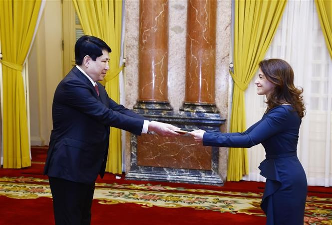 Chủ tịch nước Lương Cường nhận Quốc thư từ Đại sứ Cộng hoà Colombia Camila María Polo Flórez. Ảnh: Lâm Khánh/TTXVN Chủ tịch nước Lương Cường nhận Quốc thư từ Đại sứ Cộng hoà Colombia Camila María Polo Flórez. Ảnh: Lâm Khánh/TTXVN