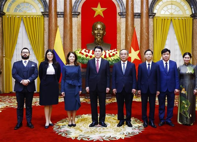 Chủ tịch nước Lương Cường với Đại sứ Cộng hoà Colombia Camila María Polo Flórez và các đại biểu tại Lễ trình Quốc thư. Ảnh: Lâm Khánh/TTXVN Chủ tịch nước Lương Cường với Đại sứ Cộng hoà Colombia Camila María Polo Flórez và các đại biểu tại Lễ trình Quốc thư. Ảnh: Lâm Khánh/TTXVN