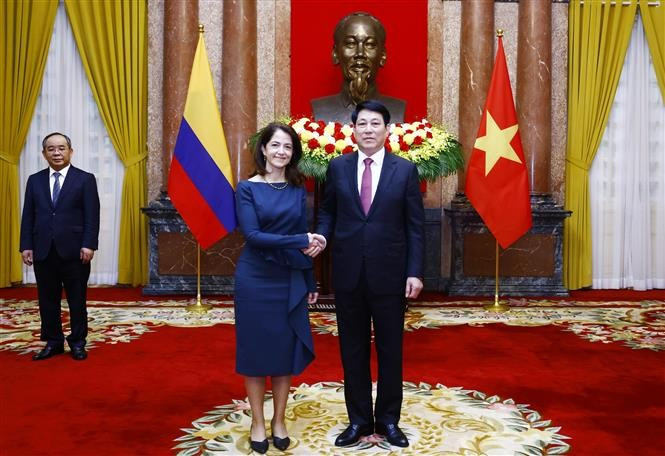 Chủ tịch nước Lương Cường với Đại sứ Cộng hoà Colombia Camila María Polo Flórez tại Lễ trình Quốc thư. Ảnh: Lâm Khánh/TTXVN Chủ tịch nước Lương Cường với Đại sứ Cộng hoà Colombia Camila María Polo Flórez tại Lễ trình Quốc thư. Ảnh: Lâm Khánh/TTXVN