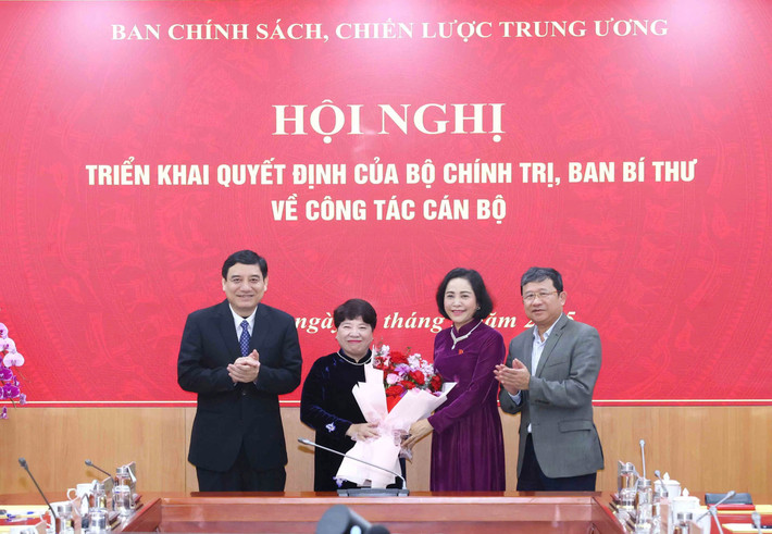 Phó Chủ tịch Quốc hội Nguyễn Thị Thanh tặng hoa chúc mừng Phó Trưởng Ban Chính sách, chiến lược Trung ương Nguyễn Thúy Anh. Ảnh Phương Hoa/TTXVN c-thanh.jpg