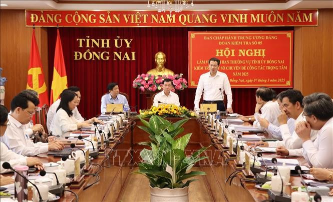 Bí thư Tỉnh ủy Đồng Nai Vũ Hồng Văn phát biểu tại buổi làm việc. Bí thư Tỉnh ủy Đồng Nai Vũ Hồng Văn phát biểu tại buổi làm việc.