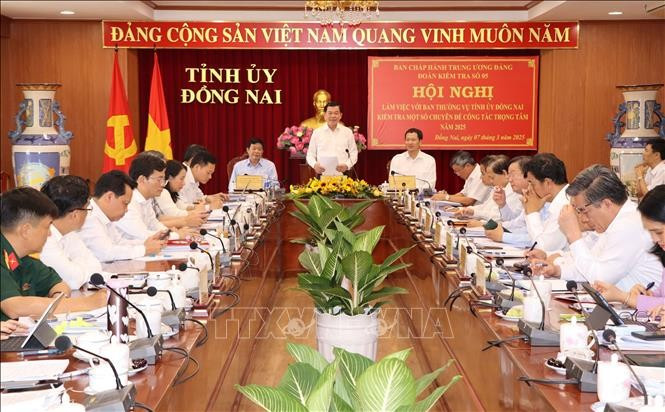 Phó Chủ nhiệm Ủy ban Kiểm tra Trung ương, Phó trưởng Đoàn Thường trực Đoàn kiểm tra Nguyễn Hồng Lĩnh phát biểu tại buổi làm việc. Phó Chủ nhiệm Ủy ban Kiểm tra Trung ương, Phó trưởng Đoàn Thường trực Đoàn kiểm tra Nguyễn Hồng Lĩnh phát biểu tại buổi làm việc.