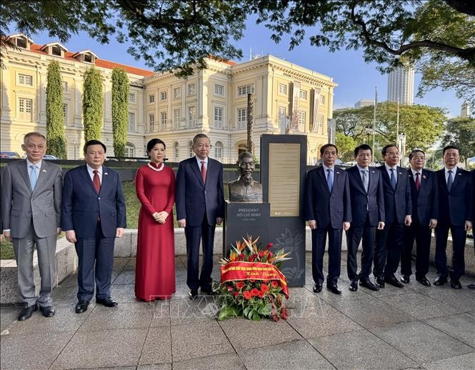 Tổng Bí thư Tô Lâm cùng đoàn chụp ảnh lưu niệm tại khu tượng Bác. Ảnh: Đỗ Vân/TTXVN