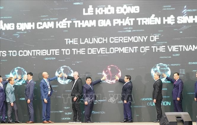 Thủ tướng Phạm Minh Chính và các đại biểu thực hiện nghi thức khởi động sáng kiến và khẳng định cam kết tham gia phát triển hệ sinh thái AI và bán dẫn của Việt Nam. Ảnh: Khánh Hòa/TTXVN thu-tuong2-140325.jpg
