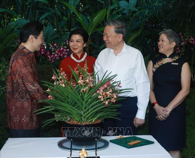 Tổng Bí thư Tô Lâm và Phu nhân cùng Thủ tướng Singapore Lawrence Wong dự Lễ đặt tên hoa lan tại Vườn Thực vật quốc gia Singapore. Ảnh: Thống Nhất/TTXVN