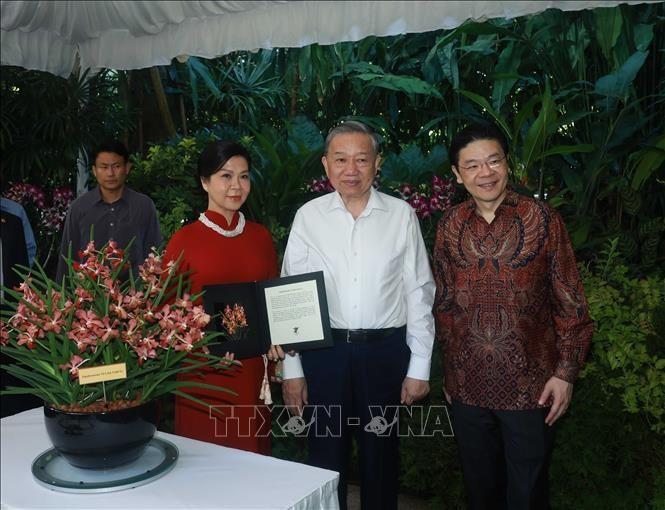 Tổng Bí thư Tô Lâm và Phu nhân cùng Thủ tướng Singapore Lawrence Wong dự Lễ đặt tên một loài hoa lan mới mang tên 