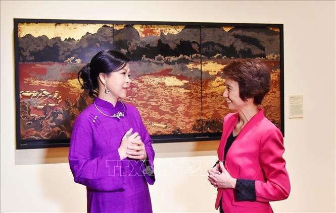 Phu nhân Ngô Phương Ly (trái) chia sẻ với Quốc vụ khanh Singapore, bà Low Yen Ling những nét đặc sắc của nền hội họa Việt Nam. Ảnh: TTXVN Phu nhân Ngô Phương Ly (trái) chia sẻ với Quốc vụ khanh Singapore, bà Low Yen Ling những nét đặc sắc của nền hội họa Việt Nam. Ảnh: TTXVN
