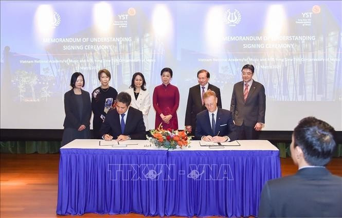 Phu nhân Ngô Phương Ly chứng kiến lễ ký kết Bản ghi nhớ hợp tác giữa Học viện Âm nhạc quốc gia Việt Nam và Học viện âm nhạc Yong Siew Toh của Singapore. Ảnh: TTXVN Phu nhân Ngô Phương Ly chứng kiến lễ ký kết Bản ghi nhớ hợp tác giữa Học viện Âm nhạc quốc gia Việt Nam và Học viện âm nhạc Yong Siew Toh của Singapore. Ảnh: TTXVN