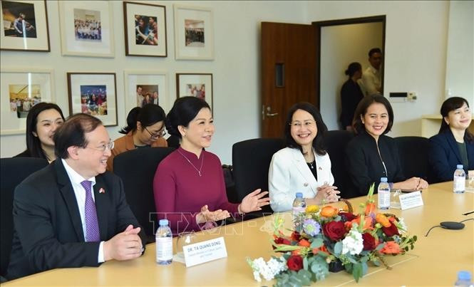 Phu nhân Ngô Phương Ly trong buổi làm việc tại Học viện âm nhạc Singapore Yong Siew Toh. Ảnh: TTXVN Phu nhân Ngô Phương Ly trong buổi làm việc tại Học viện âm nhạc Singapore Yong Siew Toh. Ảnh: TTXVN