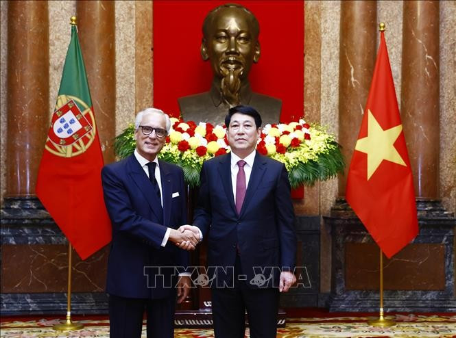 Chủ tịch nước Lương Cường với Đại sứ Cộng hoà Bồ Đào Nha Luiz Manuel De Magalhaes de Albuquerque Veloso. Ảnh: Lâm Khánh/TTXVN Chủ tịch nước Lương Cường với Đại sứ Cộng hoà Bồ Đào Nha Luiz Manuel De Magalhaes de Albuquerque Veloso. Ảnh: Lâm Khánh/TTXVN
