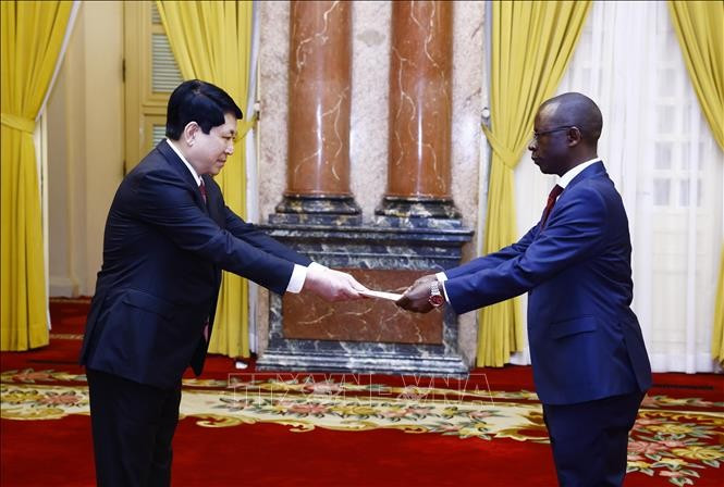 Chủ tịch nước Lương Cường nhận Quốc thư từ Đại sứ Cộng hoà Burundi Telesphone Irambonao. Ảnh: Lâm Khánh/TTXVN Chủ tịch nước Lương Cường nhận Quốc thư từ Đại sứ Cộng hoà Burundi Telesphone Irambonao. Ảnh: Lâm Khánh/TTXVN