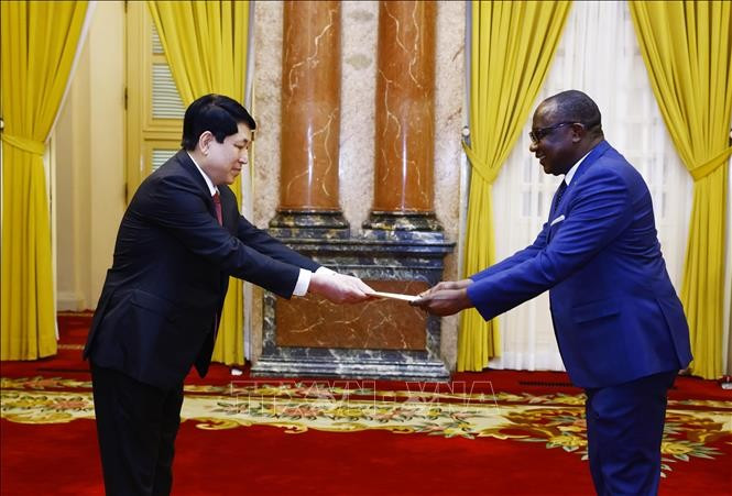 Chủ tịch nước Lương Cường nhận Quốc thư từ Đại sứ Cộng hoà Congo Jaques Jean Luc Nyanga. Ảnh: Lâm Khánh/TTXVN Chủ tịch nước Lương Cường nhận Quốc thư từ Đại sứ Cộng hoà Congo Jaques Jean Luc Nyanga. Ảnh: Lâm Khánh/TTXVN
