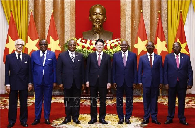 Chủ tịch nước Lương Cường với Đại sứ các nước: Cộng hoà Liberia, Cộng hoà dân chủ Congo, Cộng hoà Congo, Cộng hoà Burundi, Cộng hòa Bồ Đào Nha, Cộng hoà thống nhất Tanzania. Ảnh: Lâm Khánh/TTXVN Chủ tịch nước Lương Cường với Đại sứ các nước: Cộng hoà Liberia, Cộng hoà dân chủ Congo, Cộng hoà Congo, Cộng hoà Burundi, Cộng hòa Bồ Đào Nha, Cộng hoà thống nhất Tanzania. Ảnh: Lâm Khánh/TTXVN