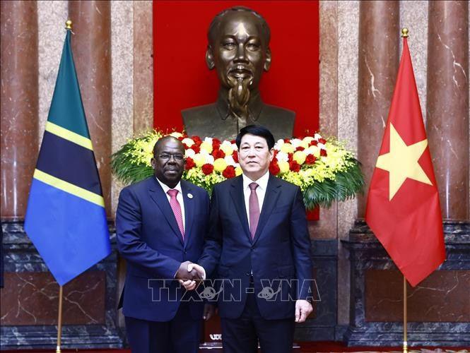 Chủ tịch nước Lương Cường với Đại sứ Cộng hoà thống nhất Tanzania Khamis Musas Ombar. Ảnh: Lâm Khánh/TTXVN Chủ tịch nước Lương Cường với Đại sứ Cộng hoà thống nhất Tanzania Khamis Musas Ombar. Ảnh: Lâm Khánh/TTXVN