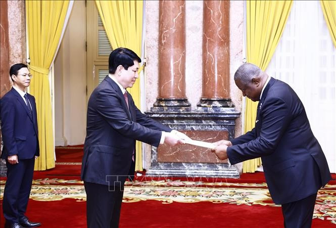 Chủ tịch nước Lương Cường nhận Quốc thư từ Đại sứ Cộng hoà Liberia Dudley McKinley Thomas. Ảnh: Lâm Khánh/TTXVN Chủ tịch nước Lương Cường nhận Quốc thư từ Đại sứ Cộng hoà Liberia Dudley McKinley Thomas. Ảnh: Lâm Khánh/TTXVN