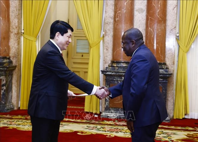 Chủ tịch nước Lương Cường nhận Quốc thư từ Đại sứ Cộng hoà thống nhất Tanzania Khamis Musas Ombar. Ảnh: Lâm Khánh/TTXVN Chủ tịch nước Lương Cường nhận Quốc thư từ Đại sứ Cộng hoà thống nhất Tanzania Khamis Musas Ombar. Ảnh: Lâm Khánh/TTXVN