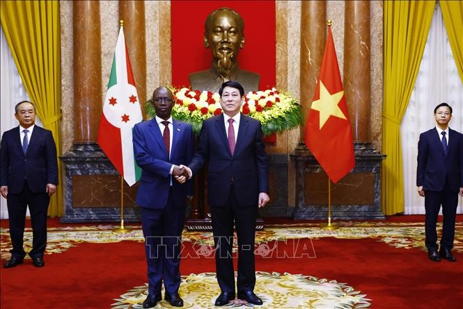 Chủ tịch nước Lương Cường với Đại sứ Cộng hoà Burundi Telesphone Irambonao. Ảnh: Lâm Khánh /TTXVN Chủ tịch nước Lương Cường với Đại sứ Cộng hoà Burundi Telesphone Irambonao. Ảnh: Lâm Khánh /TTXVN