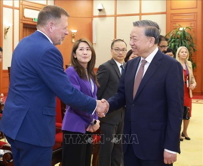 Tổng Bí thư Tô Lâm với các thành viên đoàn doanh nghiệp Hội đồng Kinh doanh Hoa Kỳ - ASEAN. Ảnh: Thống Nhất/TTXVN