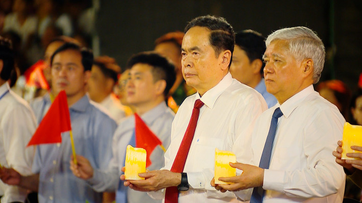 Chủ tịch Quốc hội Trần Thanh Mẫn và các đại biểu dự Cầu truyền hình "Vang mãi khúc khải hoàn" tại điểm cầu Quảng Trị. Ảnh: Doãn Tấn - TTXVN thay-3.jpg