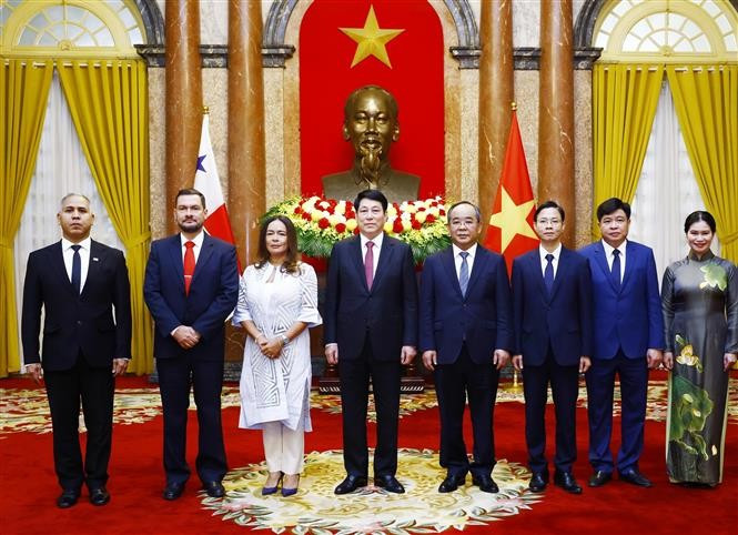 Chủ tịch nước Lương Cường với Đại sứ Cộng hoà Panama Nubiela Yanarith Ayala Modes cùng các đại biểu tại Lễ trình Quốc thư. Ảnh: Lâm Khánh/ TTXVN Chủ tịch nước Lương Cường với Đại sứ Cộng hoà Panama Nubiela Yanarith Ayala Modes cùng các đại biểu tại Lễ trình Quốc thư. Ảnh: Lâm Khánh/ TTXVN