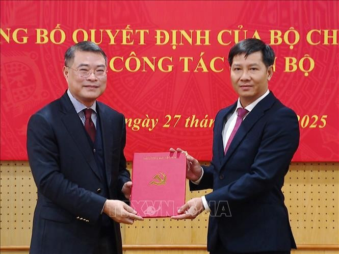 Ủy viên Bộ Chính trị, Bí thư Trung ương Đảng, Trưởng Ban Tổ chức Trung ương Lê Minh Hưng trao Quyết định cho đồng chí Nguyễn Thành Tâm. Ảnh: TTXVN Ủy viên Bộ Chính trị, Bí thư Trung ương Đảng, Trưởng Ban Tổ chức Trung ương Lê Minh Hưng trao Quyết định cho đồng chí Nguyễn Thành Tâm. Ảnh: TTXVN