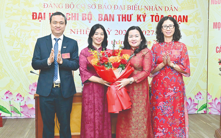 Bí thư Đảng ủy, Tổng Biên tập Báo Đại biểu Nhân dân Phạm Thị Thanh Huyền tặng hoa chúc mừng Chi ủy Ban Thư ký tòa soạn nhiệm kỳ 2025-2027 z6522383574383-d5f994e32b5334df69f78273ef0e6197.jpg