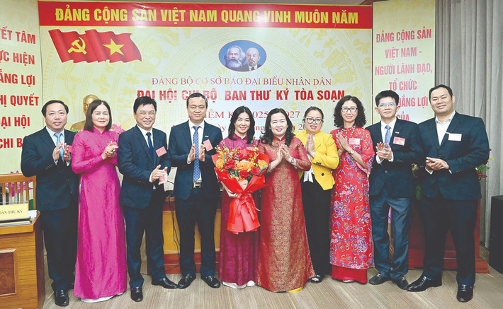 Bí thư Đảng ủy, Tổng Biên tập Báo Đại biểu Nhân dân Phạm Thị Thanh Huyền và Đảng ủy Báo Đại biểu Nhân dân tặng hoa chúc mừng Chi ủy Ban Thư ký tòa soạn nhiệm kỳ 2025-2027 z6522383574388-9d71bbdab04601ac9d4dae1f9266f998.jpg