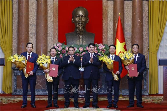 Chủ tịch nước Lương Cường trao Quyết định bổ nhiệm, Thủ tướng Phạm Minh Chính tặng hoa chúc mừng Bộ trưởng Bộ Nông nghiệp và Môi trường Đỗ Đức Duy, Bộ trưởng Bộ Xây dựng Trần Hồng Minh, Bộ trưởng Bộ Khoa học và Công nghệ Nguyễn Mạnh Hùng, Bộ trưởng Bộ Dân tộc và Tôn giáo Đào Ngọc Dung. Ảnh: Lâm Khánh/TTXVN Chủ tịch nước Lương Cường trao Quyết định bổ nhiệm, Thủ tướng Phạm Minh Chính tặng hoa chúc mừng Bộ trưởng Bộ Nông nghiệp và Môi trường Đỗ Đức Duy, Bộ trưởng Bộ Xây dựng Trần Hồng Minh, Bộ trưởng Bộ Khoa học và Công nghệ Nguyễn Mạnh Hùng, Bộ trưởng Bộ Dân tộc và Tôn giáo Đào Ngọc Dung. Ảnh: Lâm Khánh/TTXVN