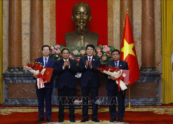 Chủ tịch nước Lương Cường trao Quyết định bổ nhiệm, Thủ tướng Phạm Minh Chính tặng hoa chúc mừng Phó Thủ tướng Nguyễn Chí Dũng và Mai Văn Chính. Ảnh: Lâm Khánh/TTXVN Chủ tịch nước Lương Cường trao Quyết định bổ nhiệm, Thủ tướng Phạm Minh Chính tặng hoa chúc mừng Phó Thủ tướng Nguyễn Chí Dũng và Mai Văn Chính. Ảnh: Lâm Khánh/TTXVN