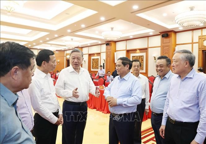 Tổng Bí thư Tô Lâm và Ủy viên Bộ Chính trị, Thủ tướng Chính phủ Phạm Minh Chính, Trưởng Tiểu ban Kinh tế - Xã hội Đại hội XIV của Đảng cùng các đại biểu tham dự buổi làm việc. Ảnh: Thống Nhất/TTXVN Tổng Bí thư Tô Lâm và Ủy viên Bộ Chính trị, Thủ tướng Chính phủ Phạm Minh Chính, Trưởng Tiểu ban Kinh tế - Xã hội Đại hội XIV của Đảng cùng các đại biểu tham dự buổi làm việc. Ảnh: Thống Nhất/TTXVN