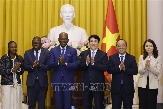 Chủ tịch nước Lương Cường với Bộ trưởng Ngoại giao, Hội nhập khu vực và Kiều dân nước Cộng hoà Togo Robert Dussey và các đại biểu. Ảnh: Lâm Khánh/TTXVN Chủ tịch nước Lương Cường với Bộ trưởng Ngoại giao, Hội nhập khu vực và Kiều dân nước Cộng hoà Togo Robert Dussey và các đại biểu. Ảnh: Lâm Khánh/TTXVN