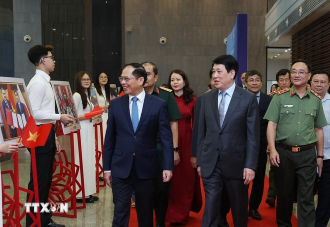 Chủ tịch nước Lương Cường dự Hội thảo khoa học quốc tế “50 năm thống nhất đất nước: Vai trò kiến tạo hòa bình của ngoại giao trong lịch sử và hiện tại”. Ảnh: Lâm Khánh/TTXVN Chủ tịch nước Lương Cường dự Hội thảo khoa học quốc tế “50 năm thống nhất đất nước: Vai trò kiến tạo hòa bình của ngoại giao trong lịch sử và hiện tại”. Ảnh: Lâm Khánh/TTXVN