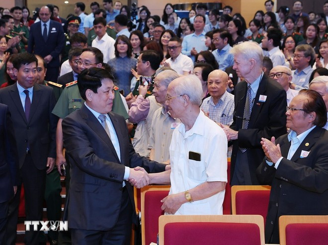 Chủ tịch nước Lương Cường với đại biểu dự Hội thảo khoa học quốc tế “50 năm thống nhất đất nước: Vai trò kiến tạo hòa bình của ngoại giao trong lịch sử và hiện tại”. Ảnh: Lâm Khánh/TTXVN Chủ tịch nước Lương Cường với đại biểu dự Hội thảo khoa học quốc tế “50 năm thống nhất đất nước: Vai trò kiến tạo hòa bình của ngoại giao trong lịch sử và hiện tại”. Ảnh: Lâm Khánh/TTXVN