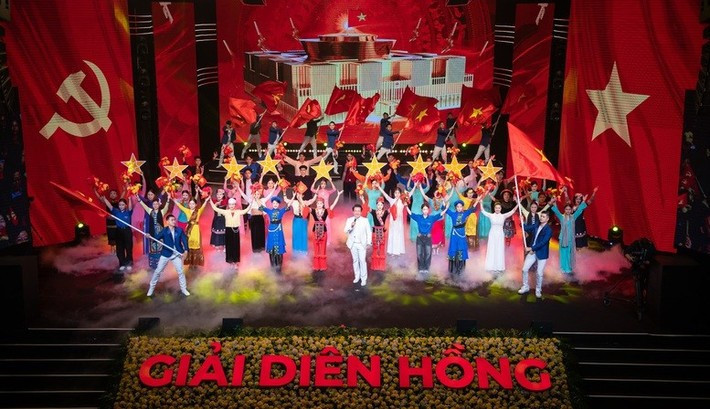Một tiết mục văn nghệ tại Lễ trao Giải Diên Hồng. Ảnh: Lâm Hiển dsc0360-1736087954890482323861.jpg