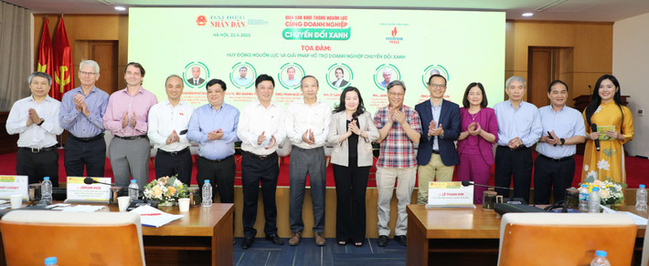 Bí thư Đảng ủy, Tổng Biên tập Báo Đại biểu Nhân dân Phạm Thị Thanh Huyền chụp ảnh lưu niệm cùng các diễn giả tham gia Tọa đàm. Ảnh: Khánh Duy cac-dai-bieu-chup-hinh-luu-niem-2.jpg