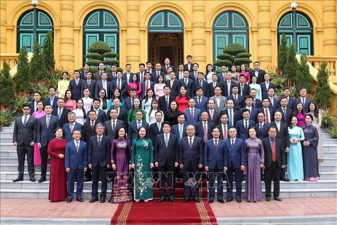 Chủ tịch nước Lương Cường, Phó Chủ tịch nước Võ Thị Ánh Xuân với lãnh đạo, cán bộ, công chức, viên chức, người lao động Văn phòng Chủ tịch nước. Ảnh: Lâm Khánh/TTXVN Chủ tịch nước Lương Cường, Phó Chủ tịch nước Võ Thị Ánh Xuân với lãnh đạo, cán bộ, công chức, viên chức, người lao động Văn phòng Chủ tịch nước. Ảnh: Lâm Khánh/TTXVN