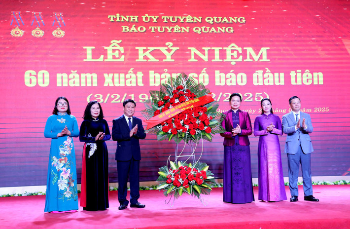 Thường trực Tỉnh ủy tặng hoa chúc mừng Báo Tuyên Quang. Ảnh: Bảo Quyên 6504cff70f3e83789affd0bff70618bb.jpg